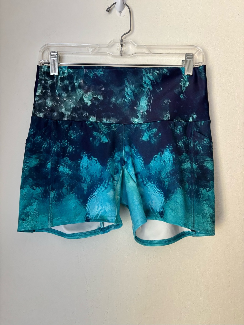 Waterlust Fountain of Youth Shorts Size Large Blue Green Water Activewear *Flaw*